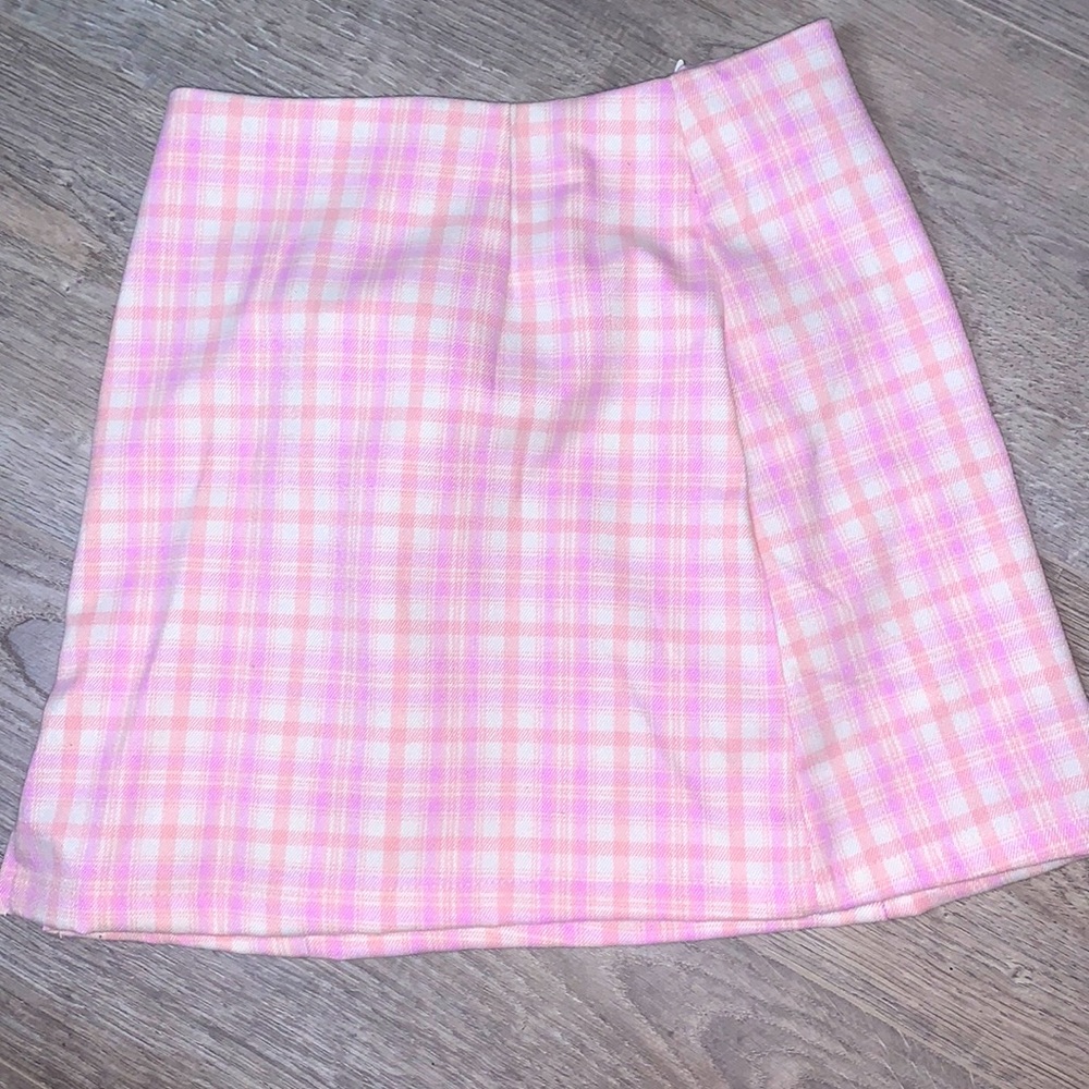 I’m selling a mini plad skirt. It has a zipper on the side of the skirt.